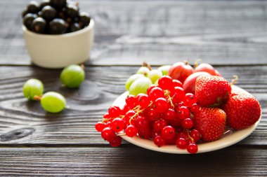 ahşap arka plan üzerinde bir sepet içinde taze tatlı berry. 