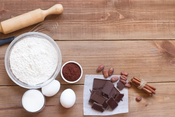 Ингредиенты для приготовления печенья обломока шоколада на фоне деревянные — стоковое фото