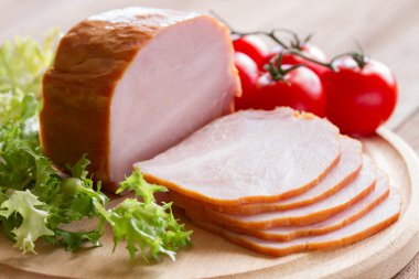 Domates ve salata ile ham ahşap bir arka plan üzerine dilimlenmiş
