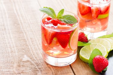 çilek, limon ve nane ile taze limonata