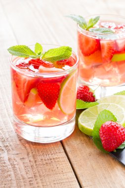 çilek, limon ve nane ile taze limonata