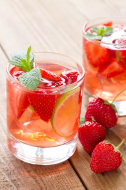 çilek, limon ve nane ile taze limonata