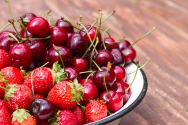 taze tatlı çilek ve vişne kabın içinde