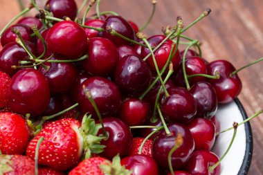 taze tatlı çilek ve vişne kabın içinde