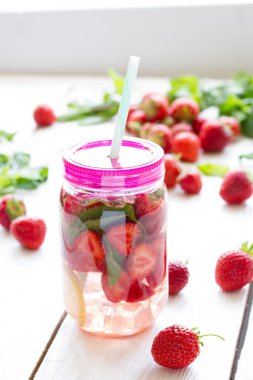 çilek, limon ve nane taze limonata