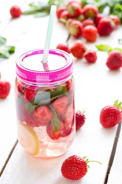 çilek, limon ve nane taze limonata