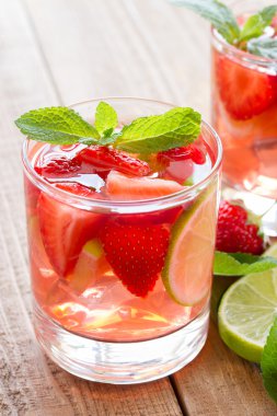 çilek, limon ve nane ile taze limonata