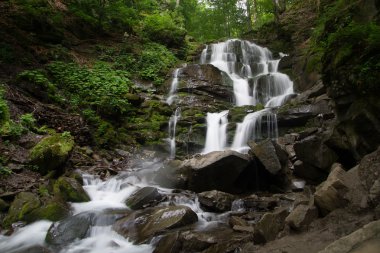Dağlarda güzel bir şelale manzarası