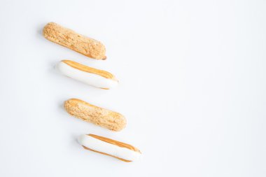 lezzetli, hassas Eclair muhallebi krem ve vanilyalı krema ile
