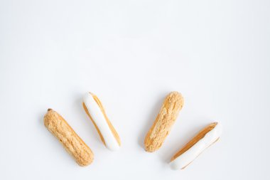 lezzetli, hassas Eclair muhallebi krem ve vanilyalı krema ile