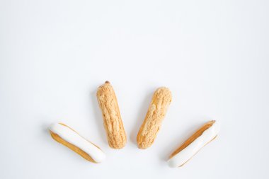 lezzetli, hassas Eclair muhallebi krem ve vanilyalı krema ile