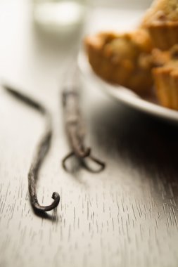 Vanilya ve cupcakes beyaz bir plaka üzerinde.