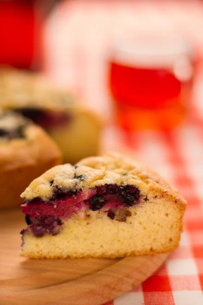 Trozo de la tarta con frutos rojos. — Foto de Stock