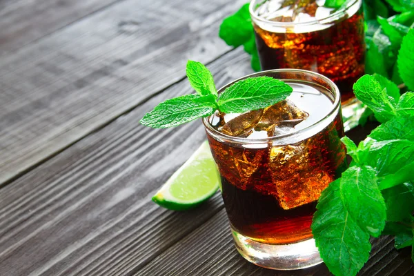 Cocktail with cola, lime and mint — Stock Photo, Image
