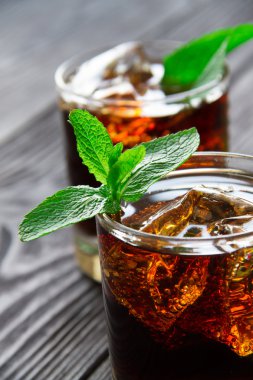 kola ve nane kokteyli