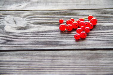 ahşap arka plan üzerinde taze tatlı redcurrants