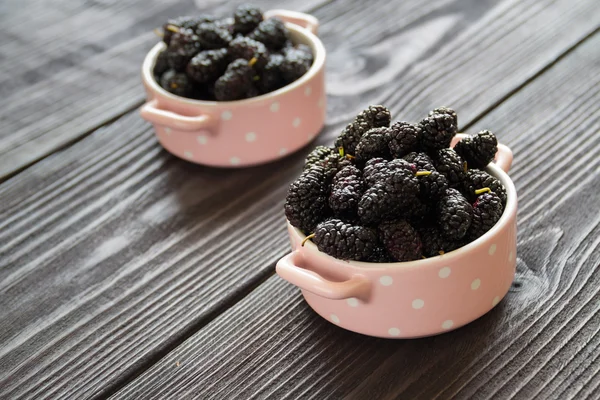 Färska mulberry i skål — Stockfoto