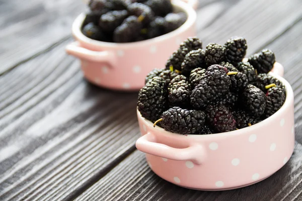 Färska mulberry i skål — Stockfoto