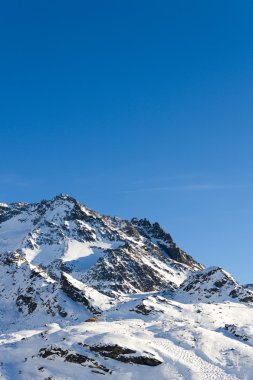 Karla kaplı dağların manzarası