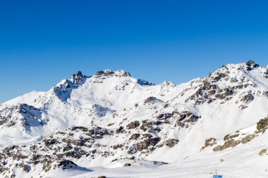 Karla kaplı dağların manzarası