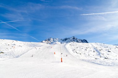 yokuş aşağı Kayak, karla kaplı dağlar