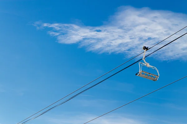 滑雪缆车上蓝蓝的天空背景 — 图库照片