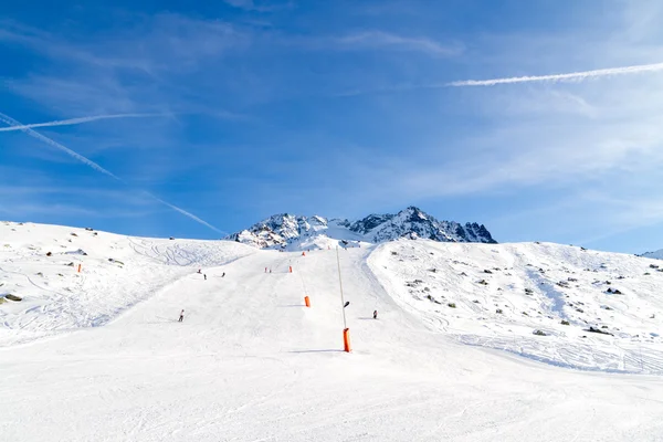 Downhill skiing, snow-capped mountains — Stock Photo, Image