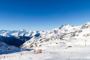 Karla kaplı dağların manzarası