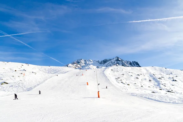 Ski alpin, montagnes enneigées — Photo