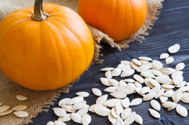 ahşap arka plan üzerinde olgunlaşmış kabak