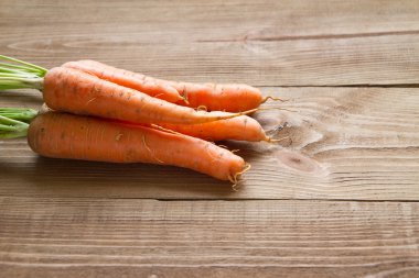 Tahta arka planda taze havuç.