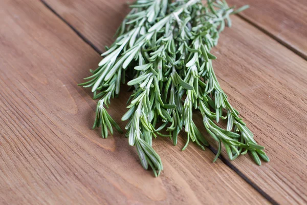 Rozemarijn op een houten achtergrond — Stockfoto