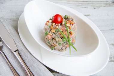 Beyaz bir tabak salata olivier