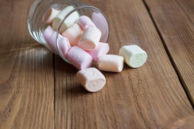 ahşap arka plan üzerinde hassas, lezzetli şekerleme 