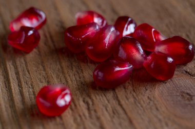 Ahşap arka plan üzerinde olgun nar