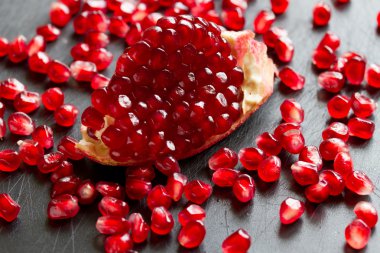 Ahşap arka plan üzerinde olgun nar