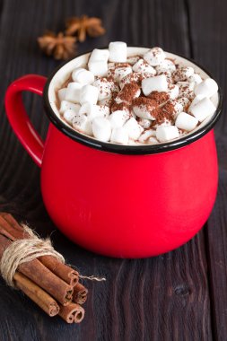 Kakao marshmallows ahşap bir masa üzerinde kırmızı bir fincan ile