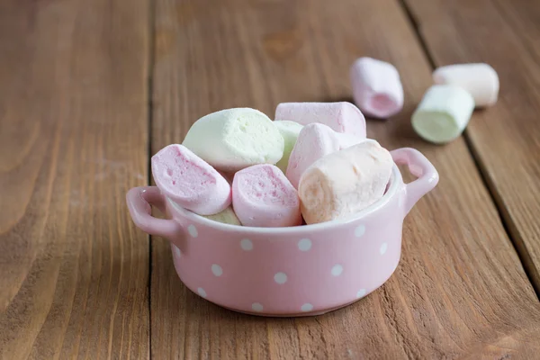 Delicate, delicious marshmallows into a bowl on a wooden backgro — Stock Photo, Image