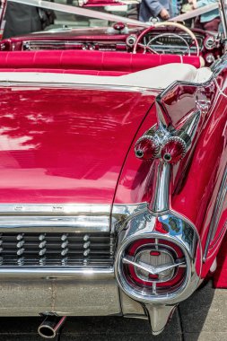 Kırmızı eski model araba arka