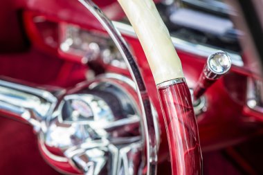 Eski model araba direksiyon yakın çekim