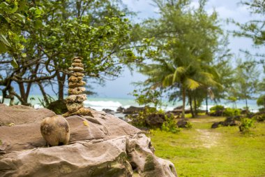 Dengeli taş bir yol bakan