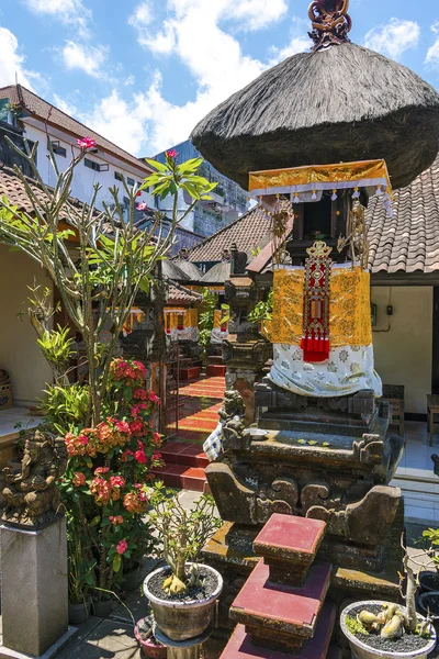 Tradiční balinéskou domy nádvoří s výhledem na chrámy — Stock fotografie