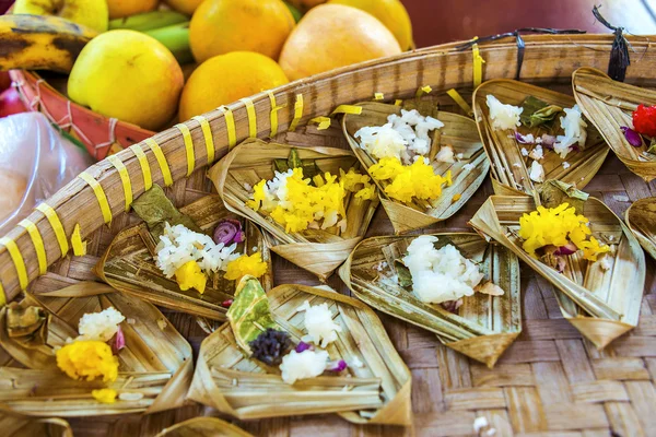 Kleine Reisopfer und Früchte in Bali — Stockfoto