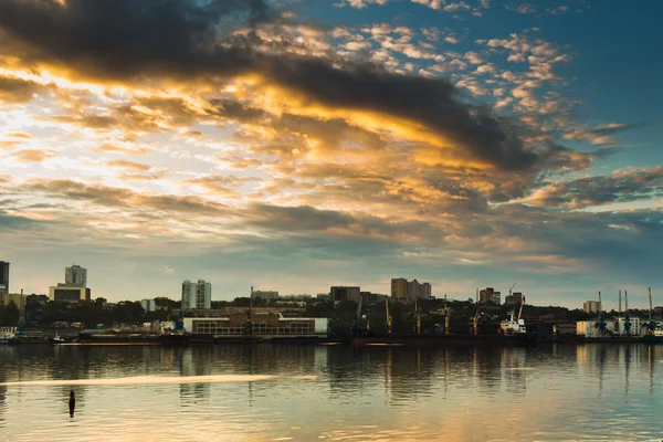 Zolotoy Rog Bay ayında Vladivostok