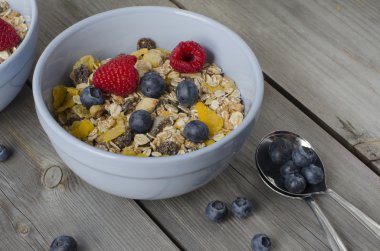 Granola taze çilek ile