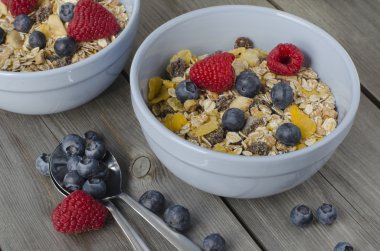 Granola taze çilek ile