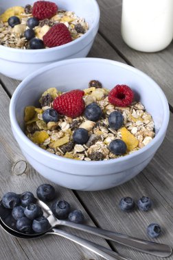 Granola taze çilek ile