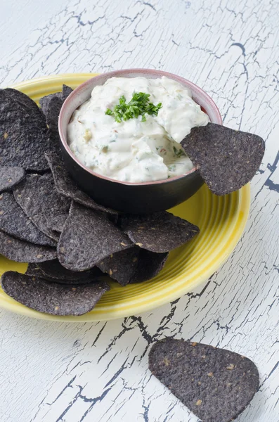 Modré kukuřičnými tortilla chipsy s ranč — Stock fotografie