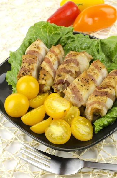 Chicken with bacon — 图库照片