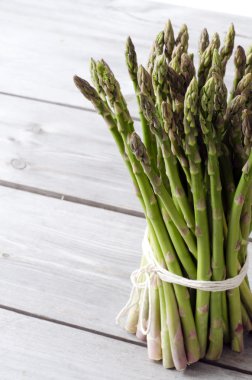 Bir sürü taze kuşkonmaz.